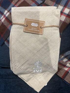Mud Pie Cream Cotton Napkins Set with Pineapple Embroidery
